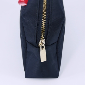 化妝包搭配金屬拉鍊